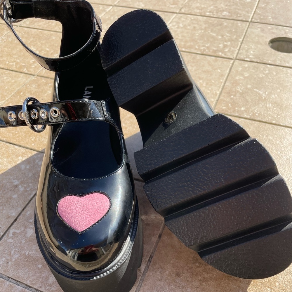 Black patent leather shoes with pink hearts. Just in time for Valentine.